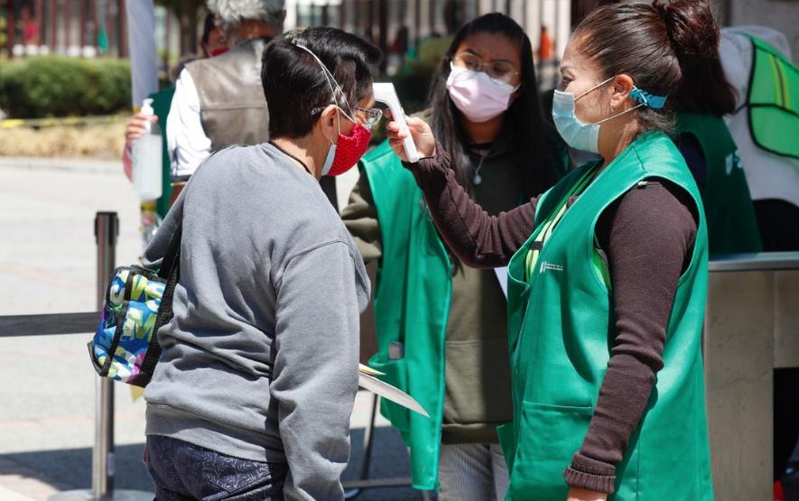 Adultos mayores acuden a la Escuela Nacional de Ciencias Biológicas Unidad Zacatenco del IPN para recibir la vacuna Sputnik V contra Covid-19, en la alcaldía Gustavo A. Madero, Ciudad de México, el 5 de abril 2021. Foto Cristina Rodríguez