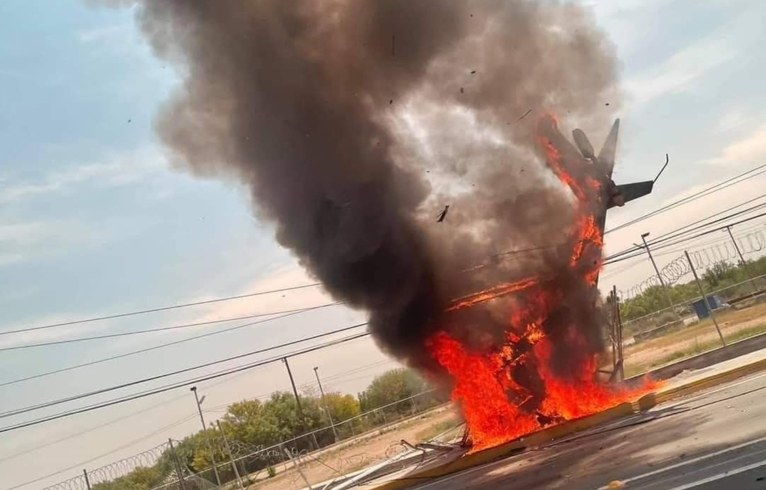 Cae y se incendia helicóptero en Apodaca, Nuevo León