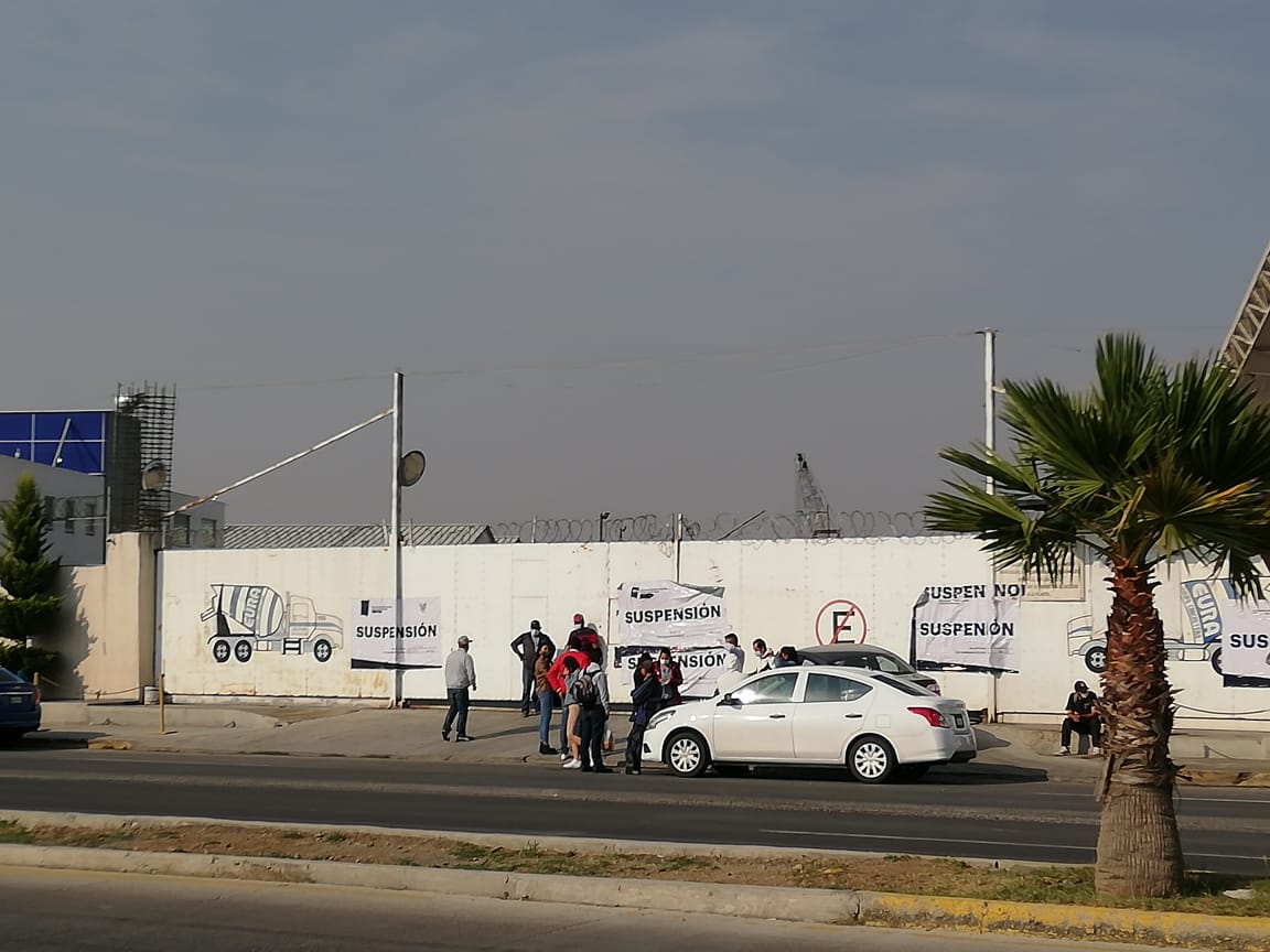 Suspenden a concretera que participa en levantamiento de puente atirantado