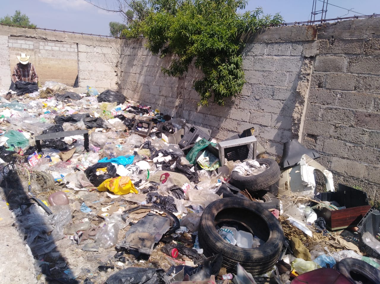 Convierten calles en tiraderos de basura a cielo abierto en Tulancingo