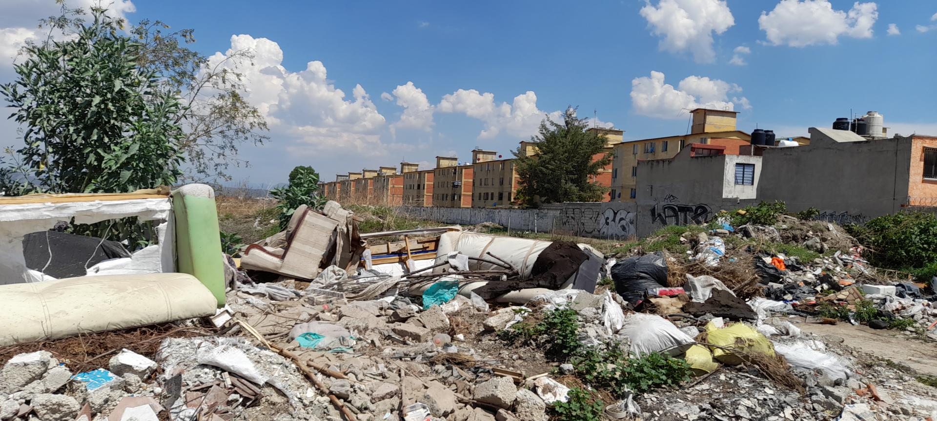 Convertido en muladar, camino entre Villas de Pachuca y Tulipanes