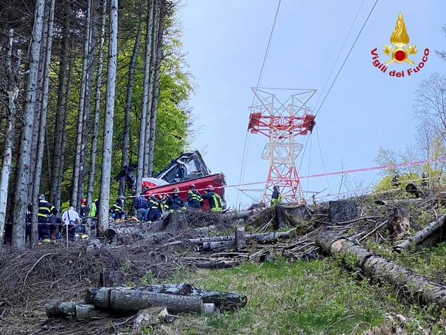 VIDEOS | Colapsa teleférico en Italia; hay 14 muertos