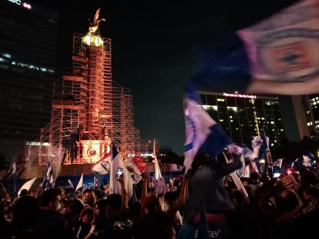 A reventar Ángel de la Independencia por festejo de afición de Cruz Azul