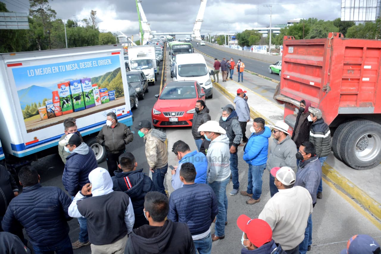 Camioneros brindan con whisky mientras colapsan Pachuca