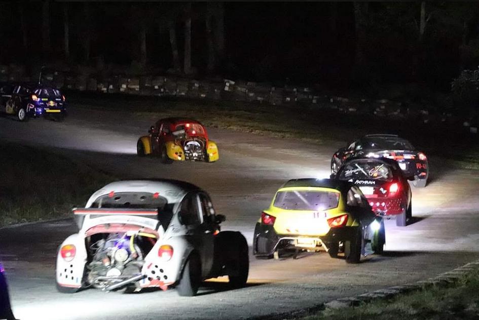 Carrera nocturna del campeonato regional de automovilismo