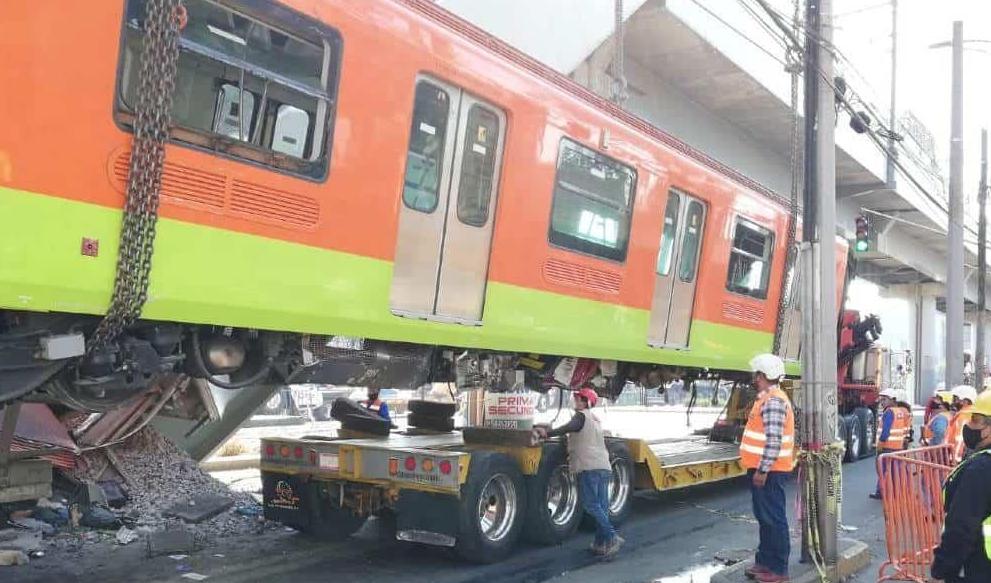 VIDEO | Retiran uno de los vagones afectados en desplome de Línea 12 del Metro