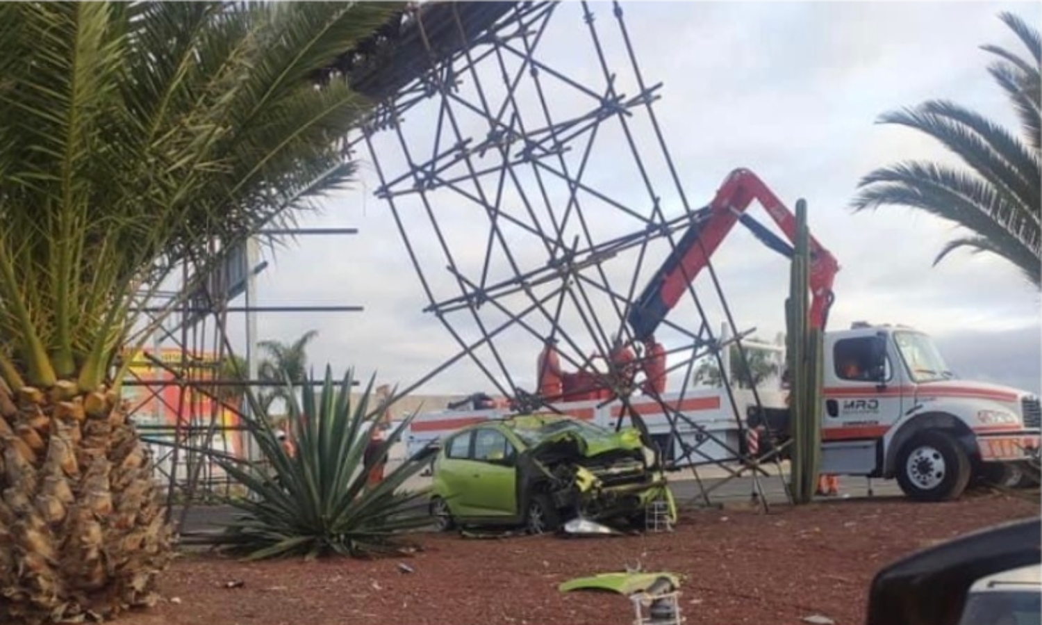 A punto de caer puente peatonal impactado por auto en la México-Pachuca