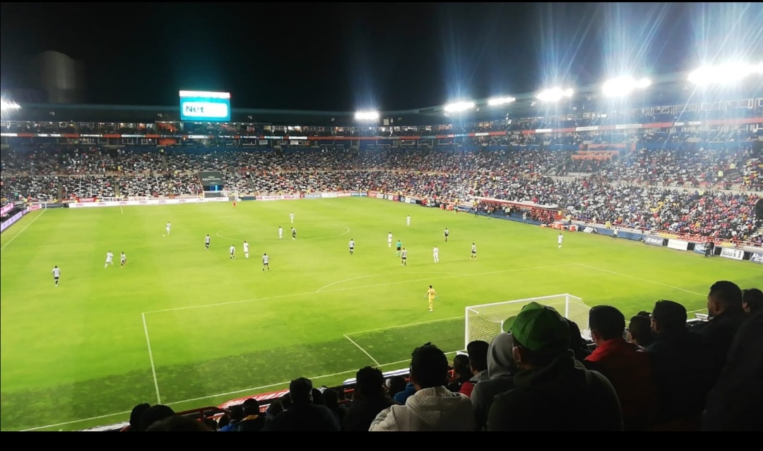 Estadio Hidalgo lleno; escuelas cerradas, las redes estallan