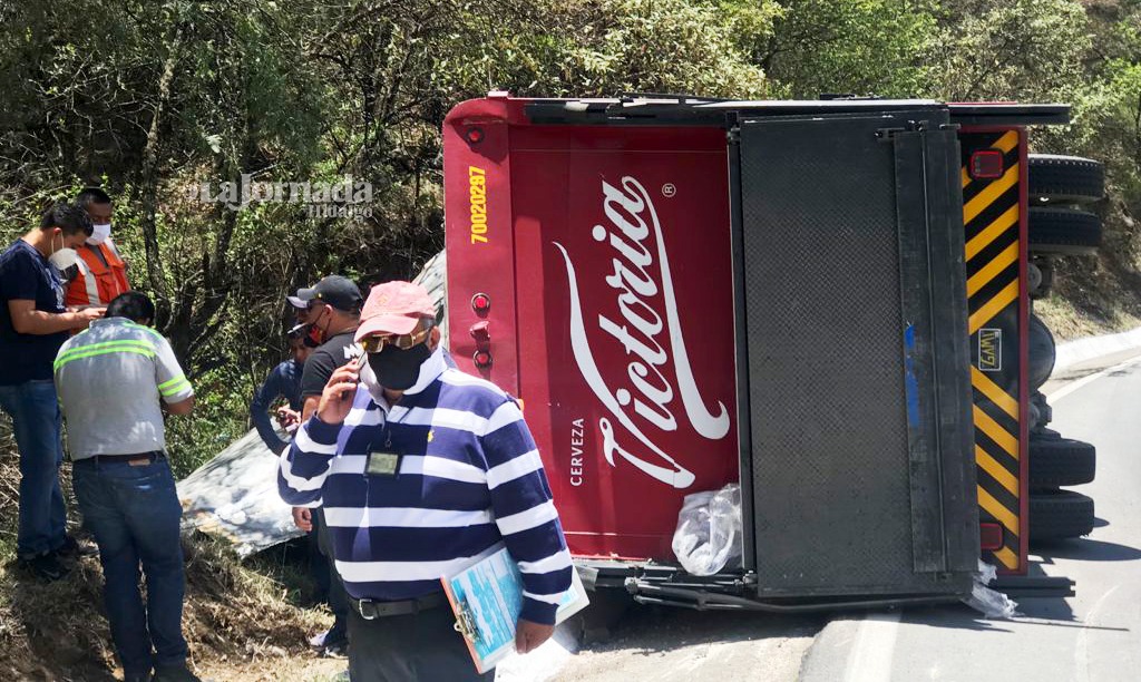 Vuelca camión de cervezas en Mineral del Monte