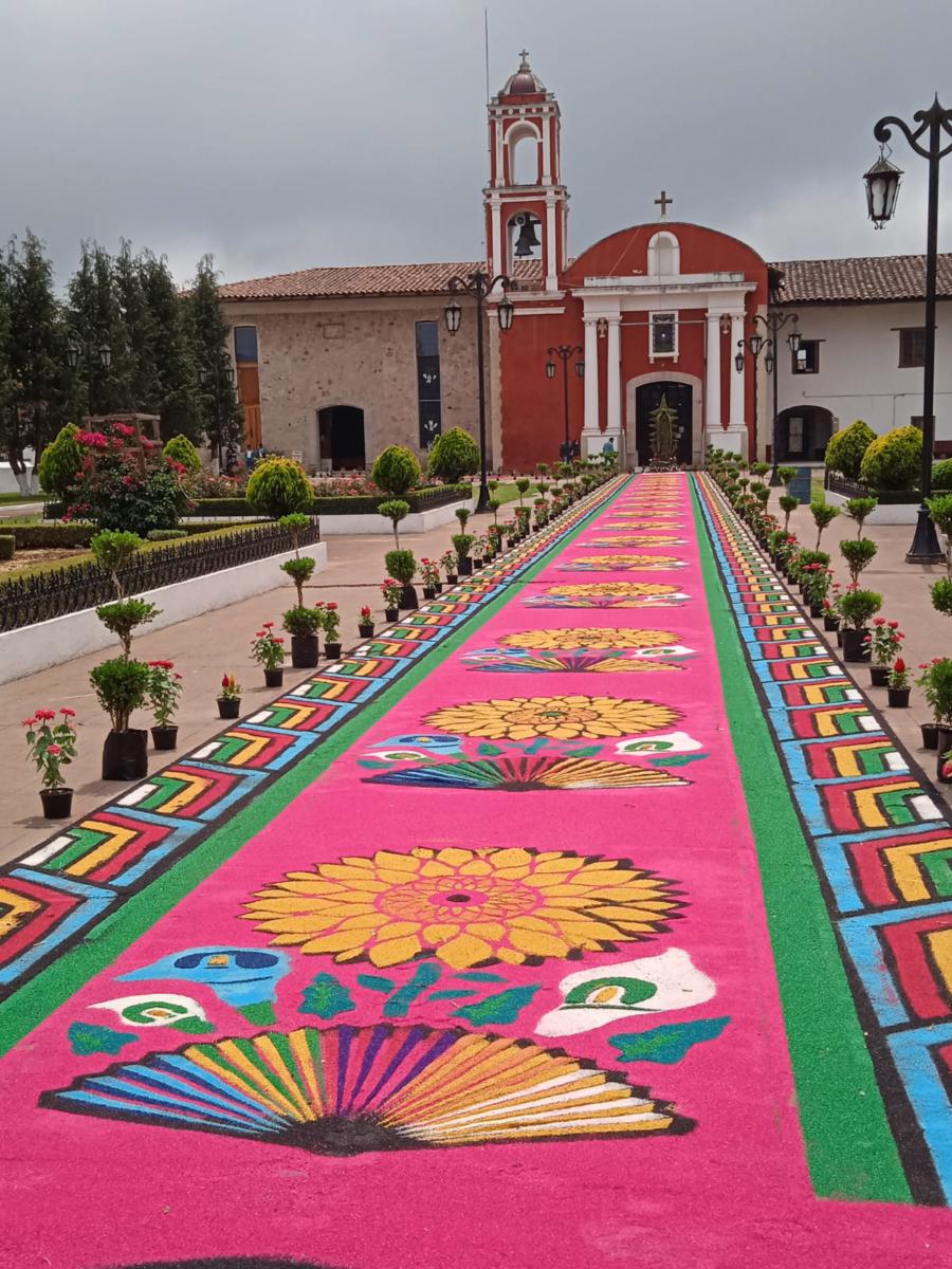 Que pandemia no mate la tradición, elaboran tapete multicolor en Acaxochitlán