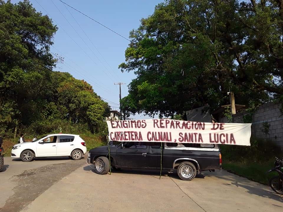 Bloquean transportistas de Calnali carretera; dicen que está intransitable