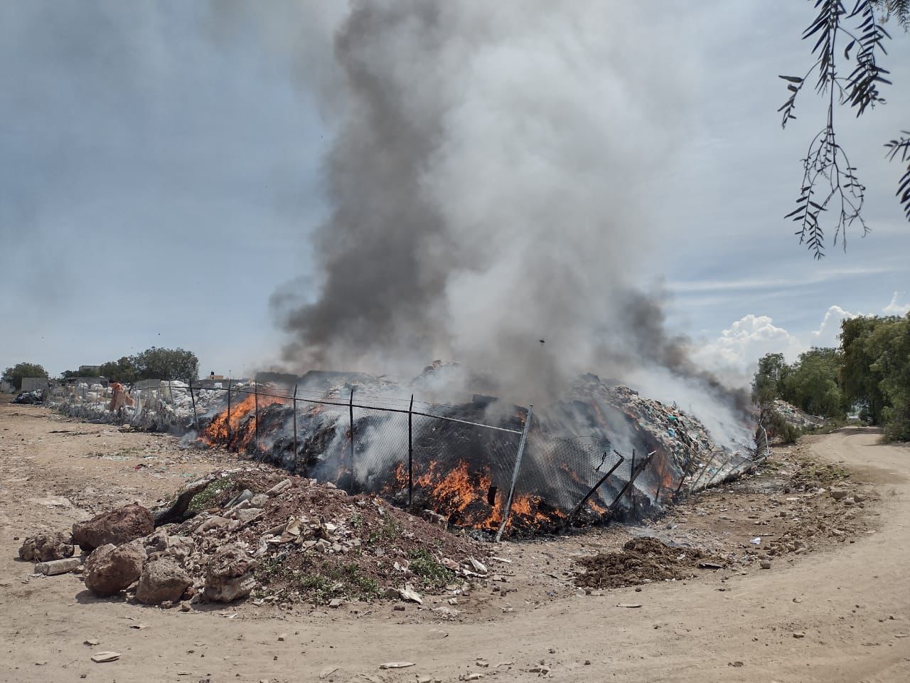 Se registra incendio en basurero de Tezontepec de Aldama