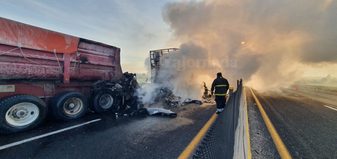 Incendio de tractocamión desquicia el Arco Norte