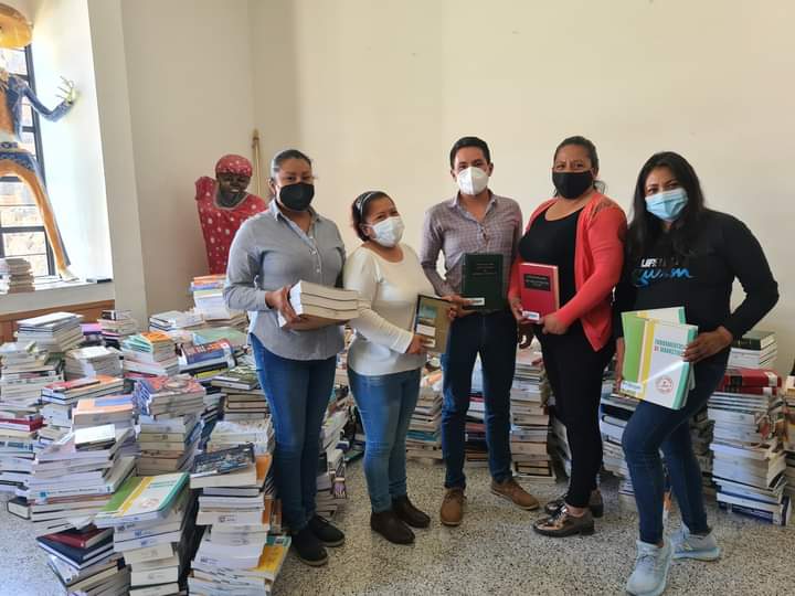 Donan 5 mil libros a bibliotecas de Villa de Tezontepec