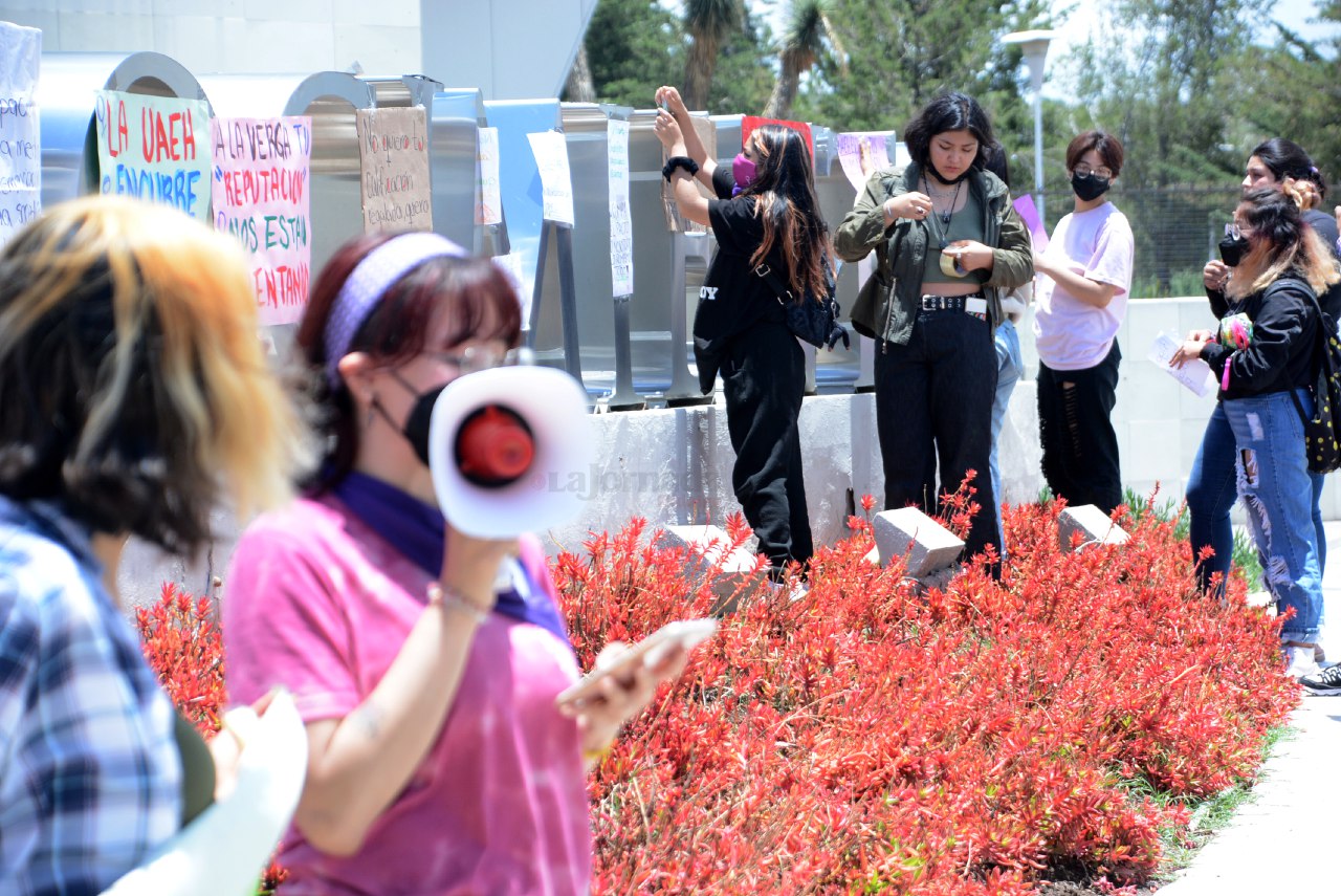 Protestan estudiantes contra acoso en la UAEH