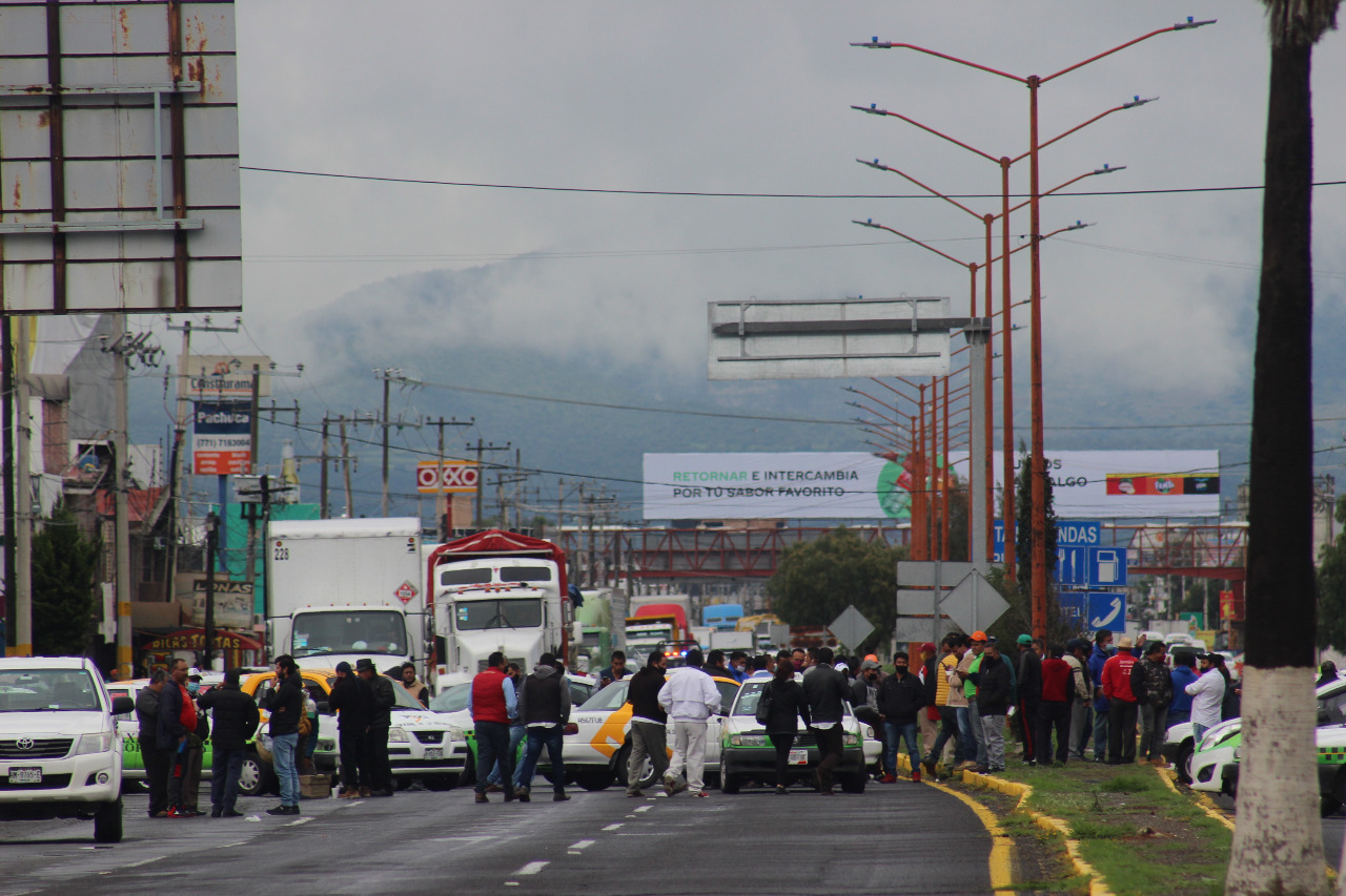 Redes estallan contra bloqueo de taxistas