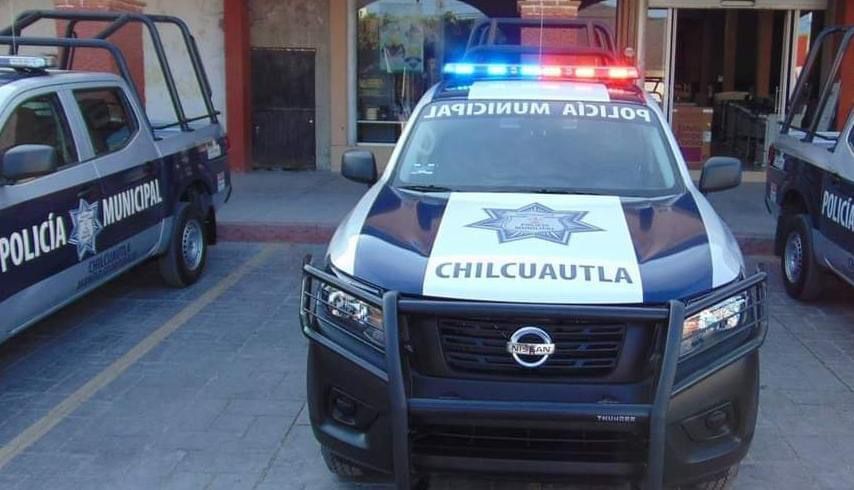 Pobladores de Chilcuautla retienen a policía municipal por presunta agresión