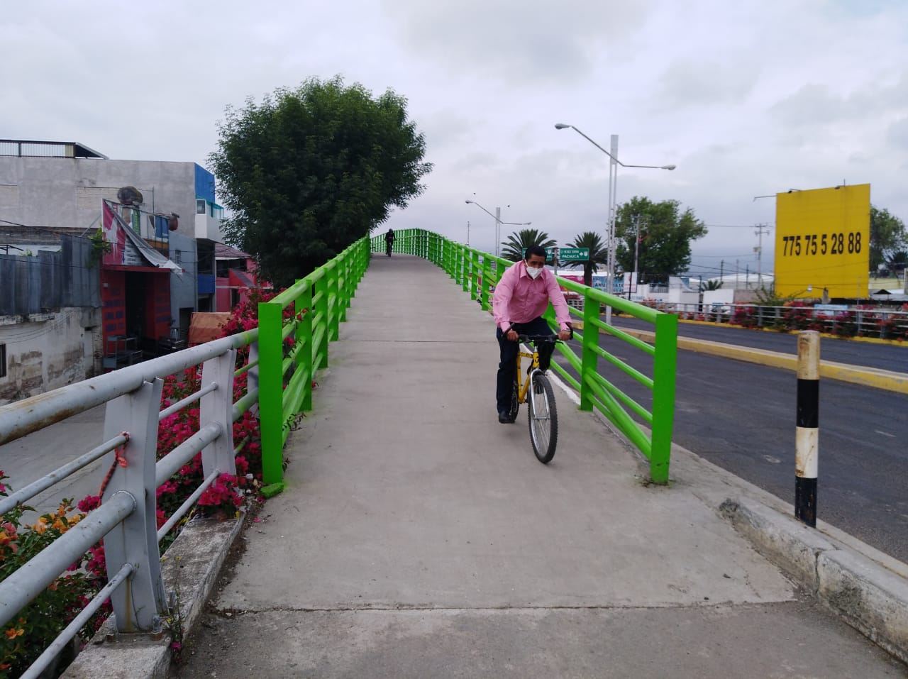 Abren puente peatonal sobre el sendero en Tulancingo; es excluyente, señalan