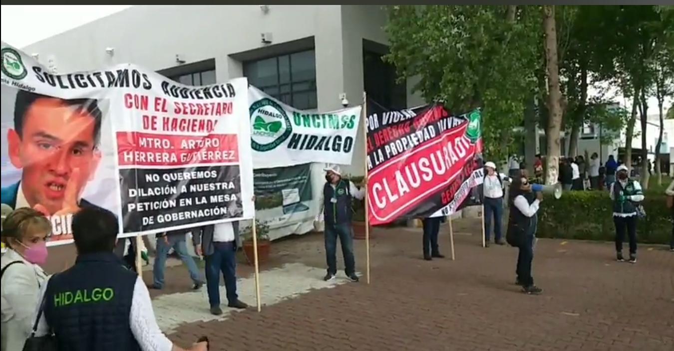 Protestan pensionados y jubilados del IMSS ante el SAT