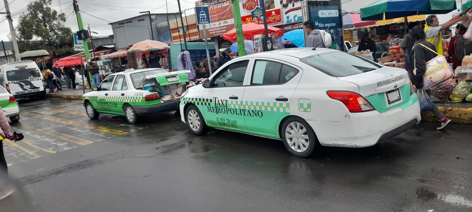 Taxistas siguen laborando pese a bloqueos de opositores a taxímetros