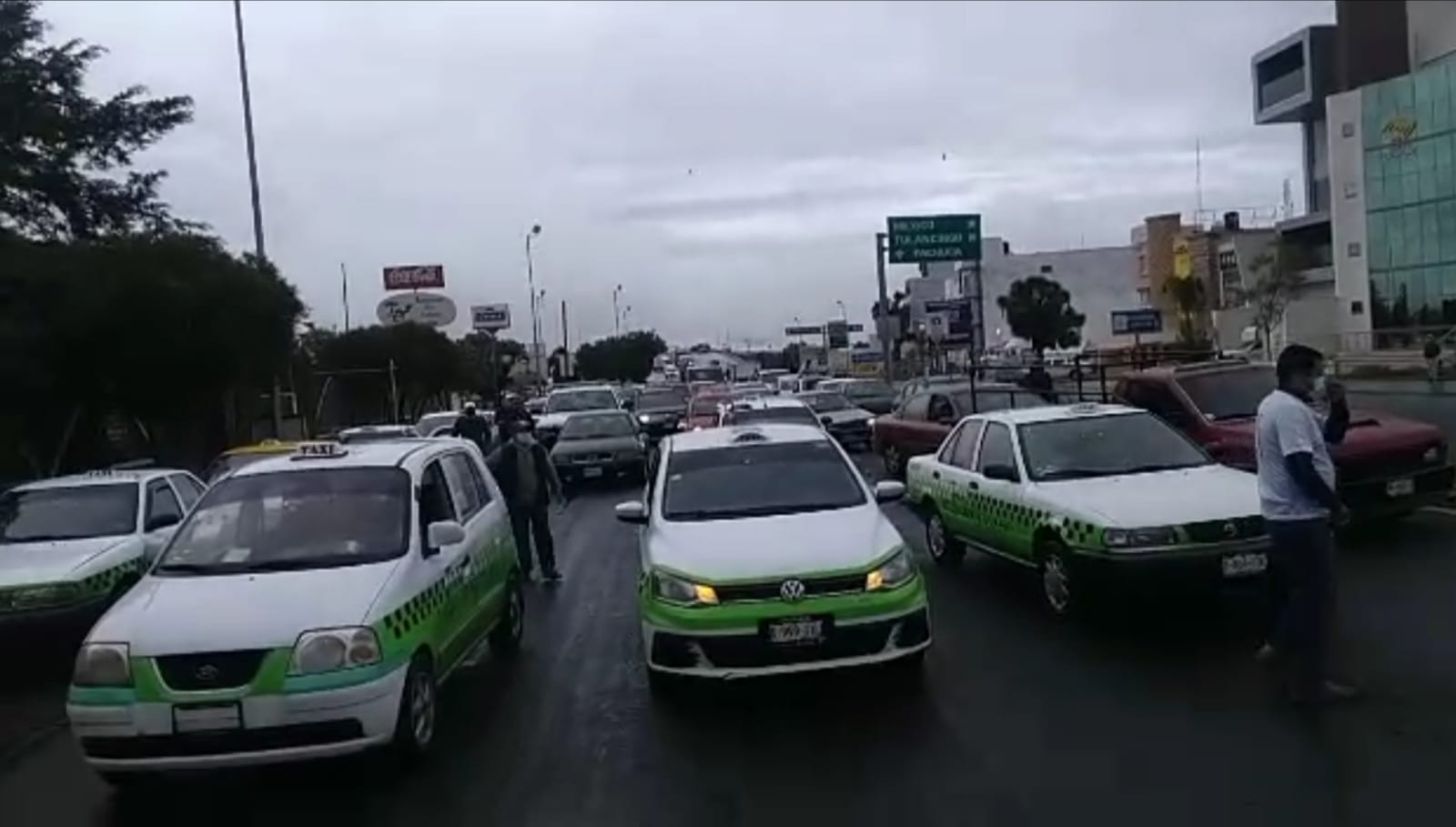 Minoría bloquea contra cobro justo con taxímetro: Pedro Solares