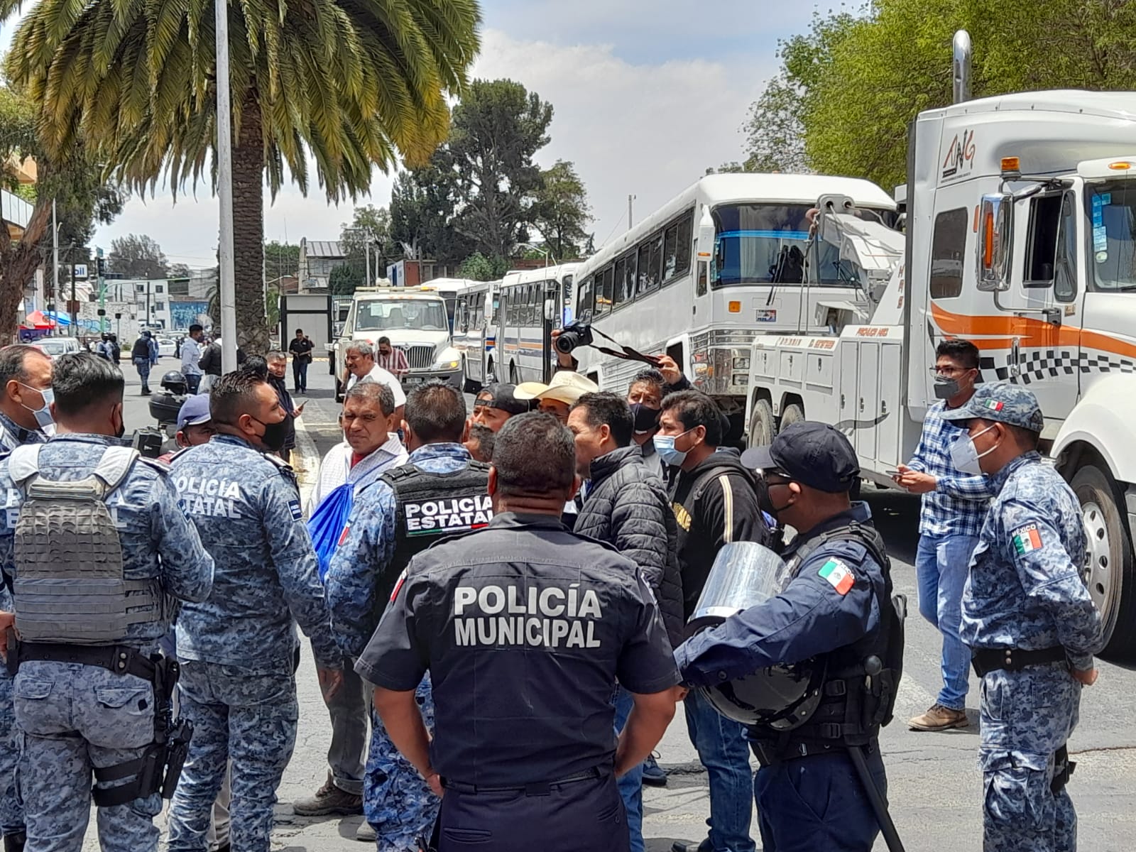 Autobuses que trasladaron a pobladores de Xuchitlán fueron pagados por alcaldía de San Salvador