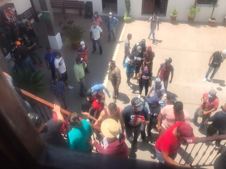 Tensión en Cuautepec, mantienen tomada la presidencia municipal y cierran negocios