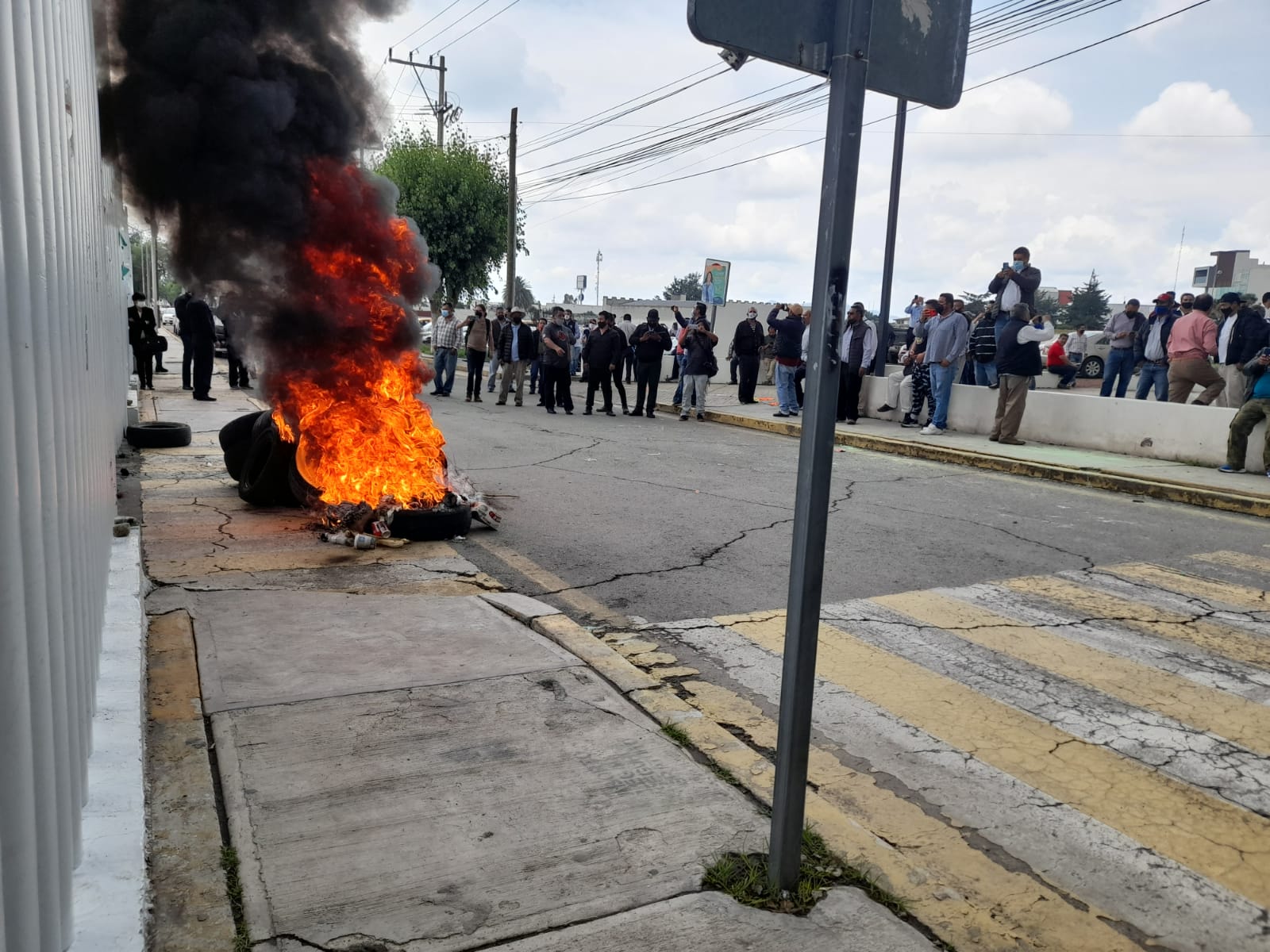 Choferes de taxi queman llantas afuera del Congreso