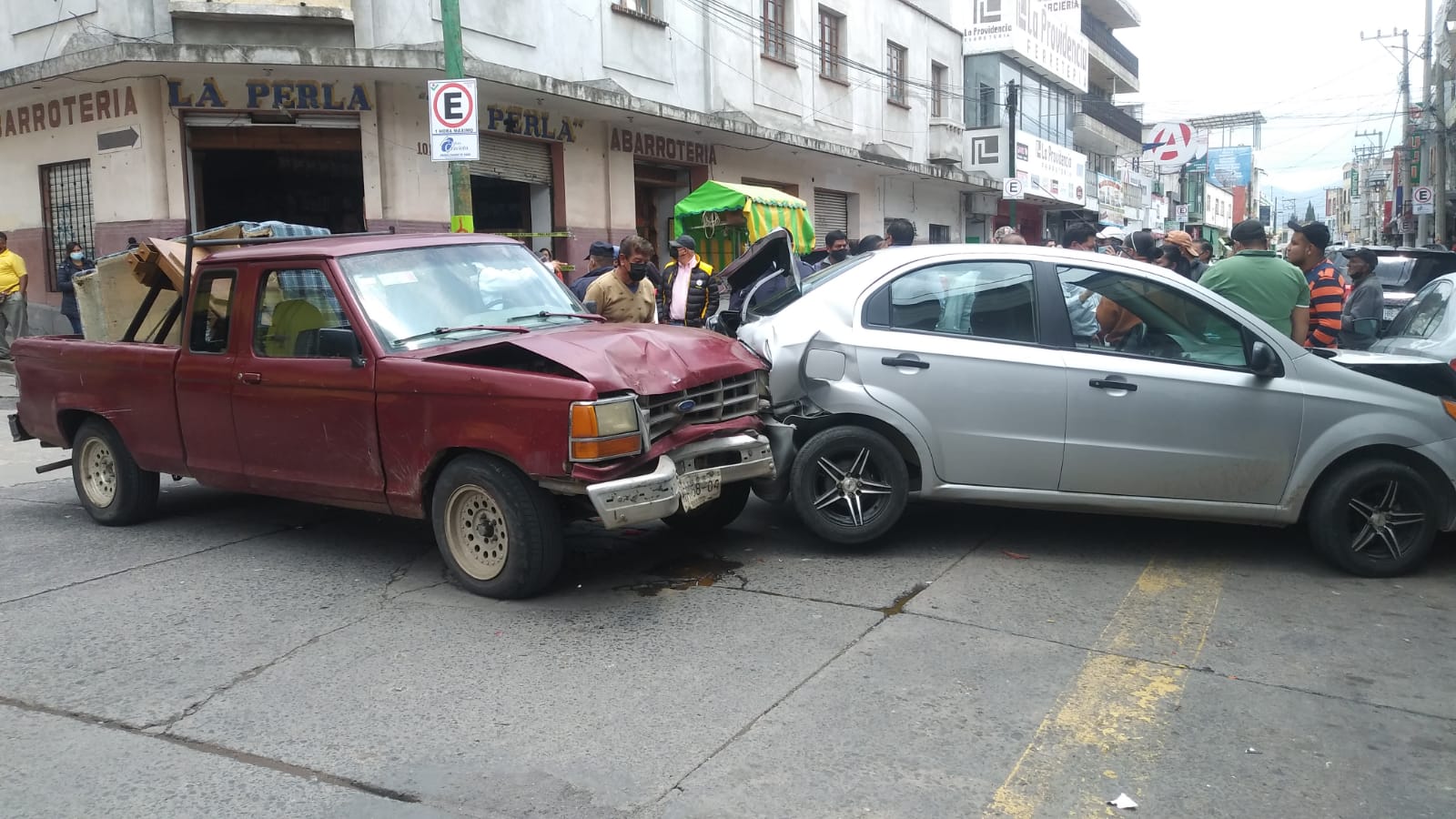 Camioneta se queda sin frenos en el centro de Tulancingo