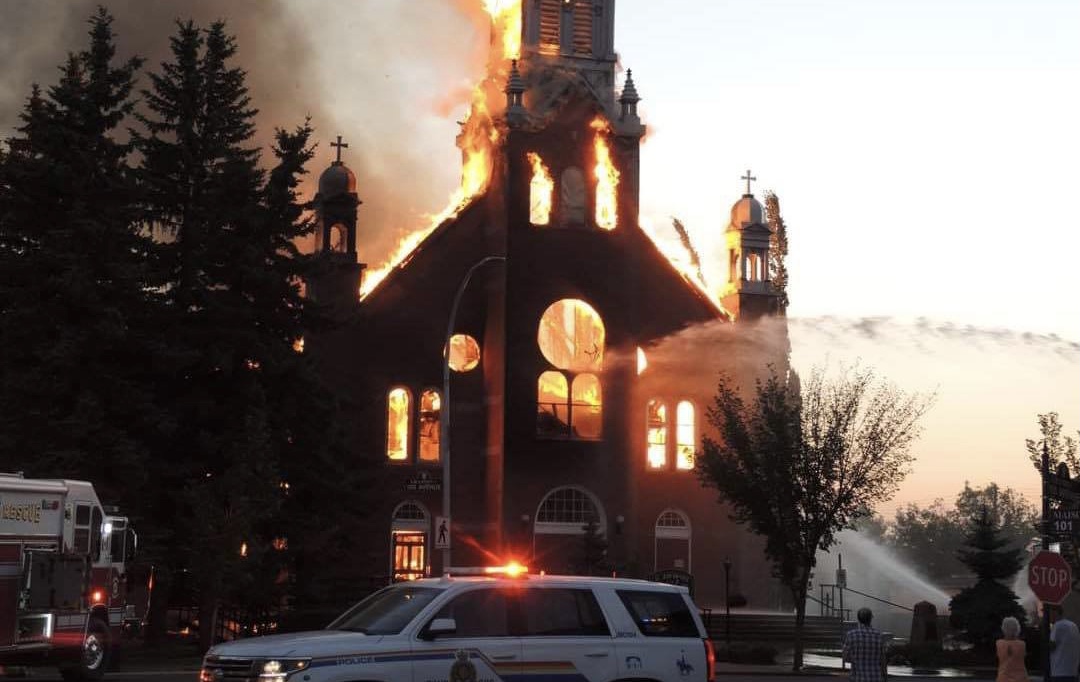 Te decimos por qué queman iglesia en Canadá luego de hallazgo de tumbas de niños