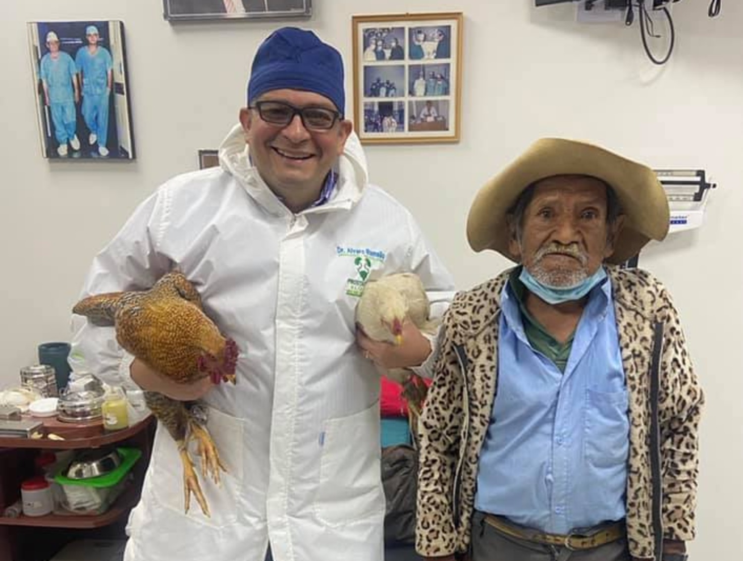 ‘Abuelito’  paga con dos gallinas una operación de próstata