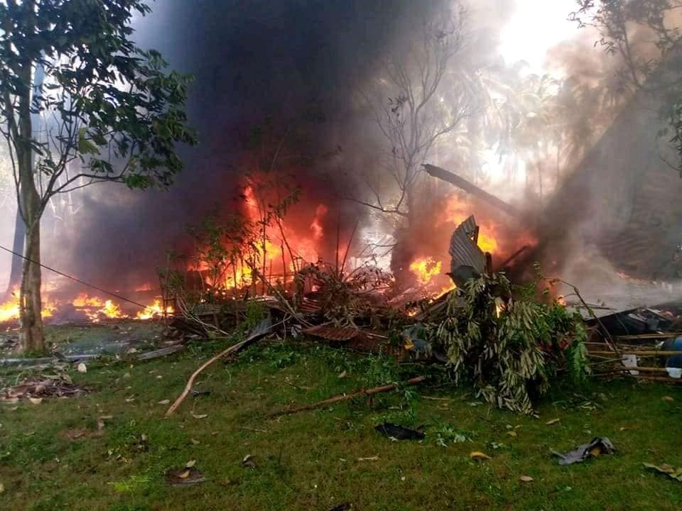 Desplome de avión en Filipinas deja 45 muertos