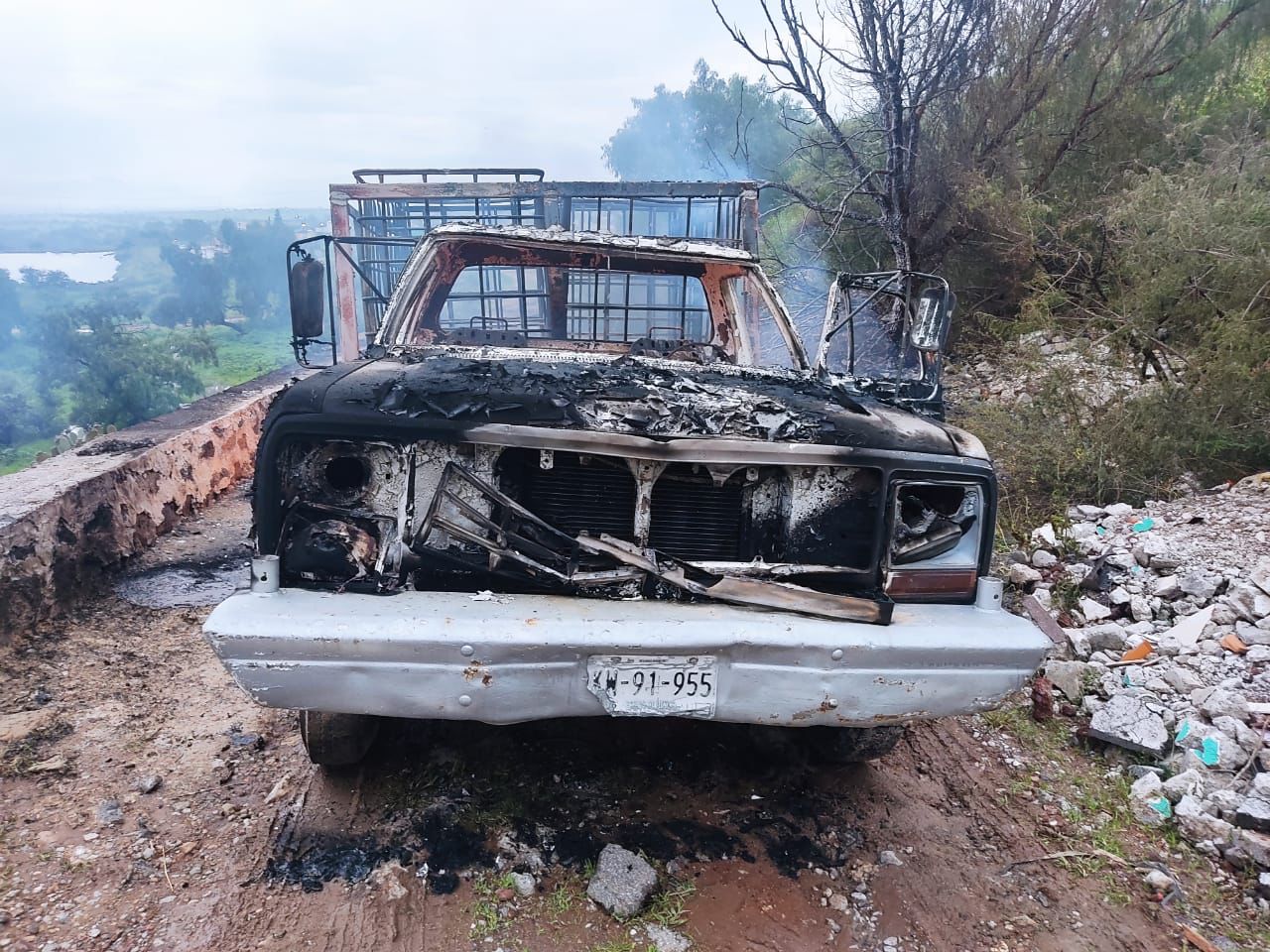 Se incendia camioneta de huachicol en Atotonilco de Tula