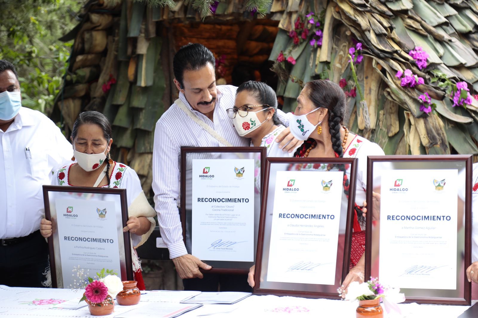 Nombran a otomíes embajadoras de la cocina hidalguense