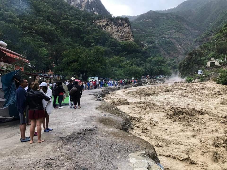 Evacuan a turistas de las Grutas de Tolantongo tras desborde de río