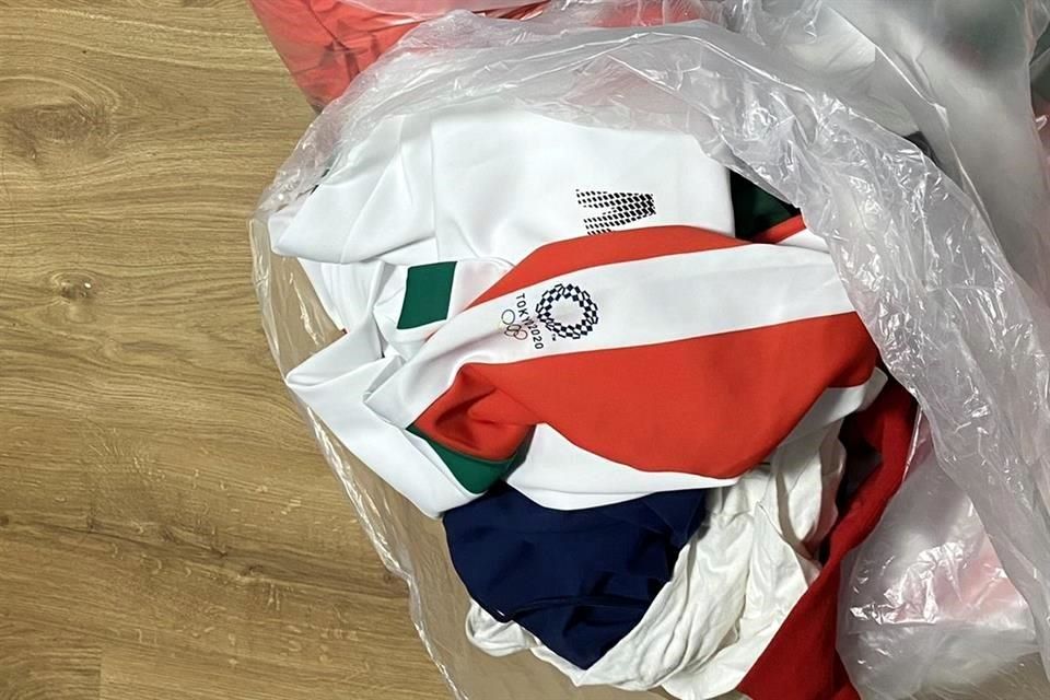 Jugadoras de softbol tiran a la basura uniformes de México