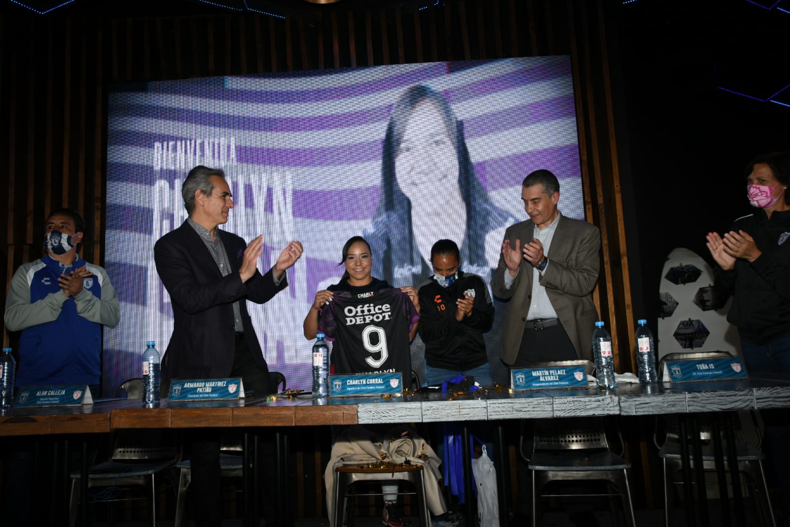 Charlyn Corral fue presentada y recibió su playera con el 9