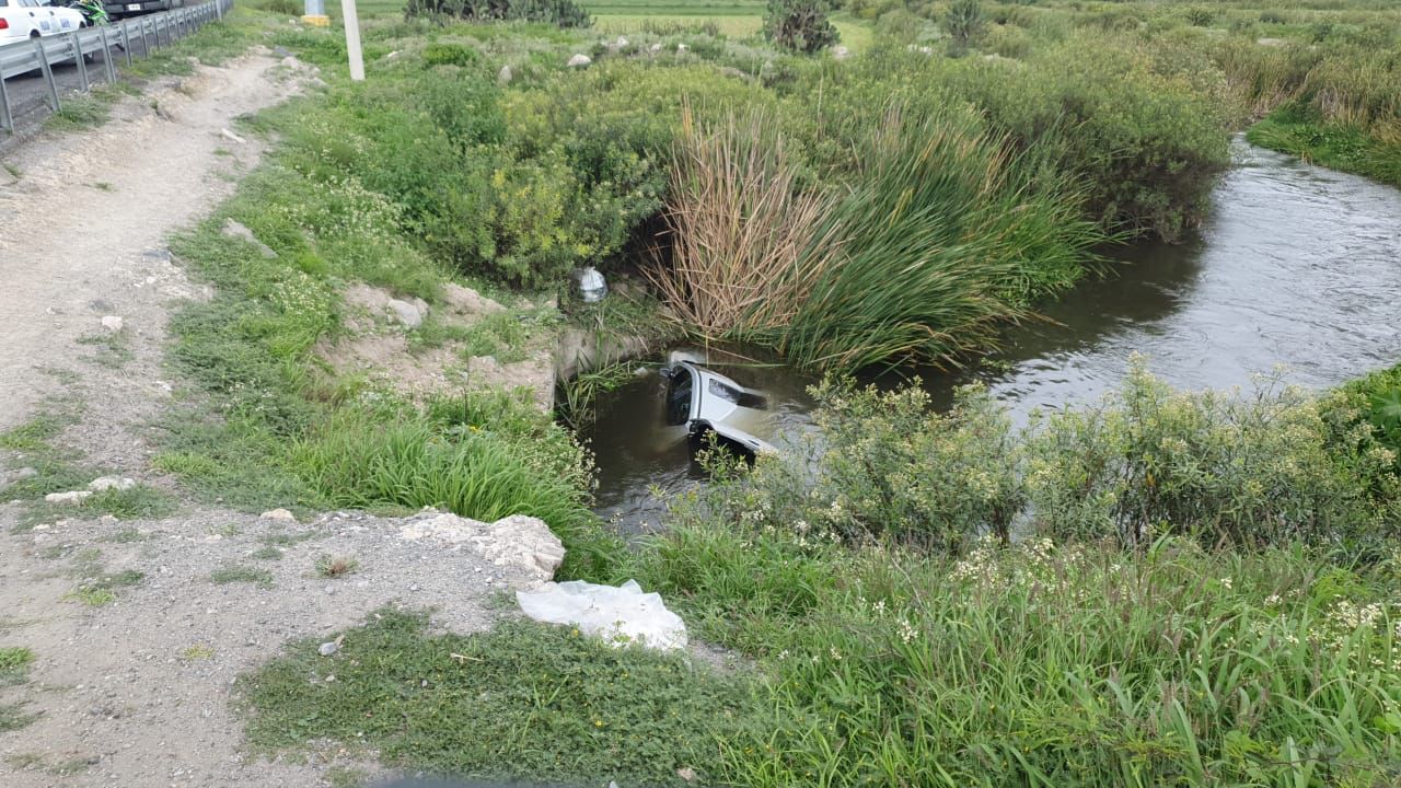 Vehículo cae a canal en San Salvador; conductor logra salir