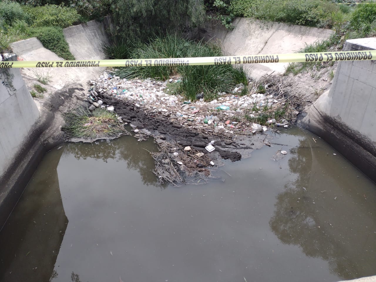 Hallan cuerpo en canal de aguas negras en Tlaxcoapan