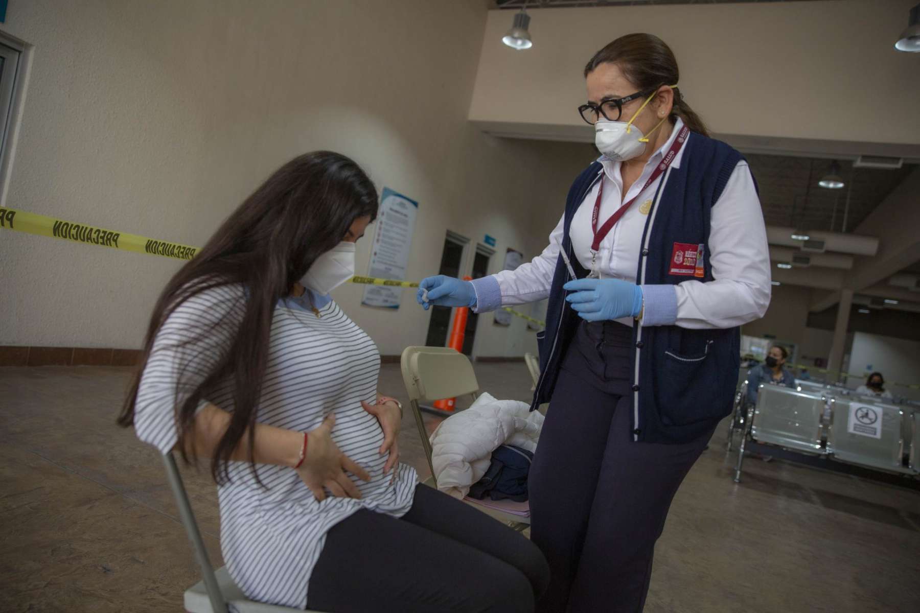 Piden a embarazadas vacunarse para protegerse contra secuelas de Covid