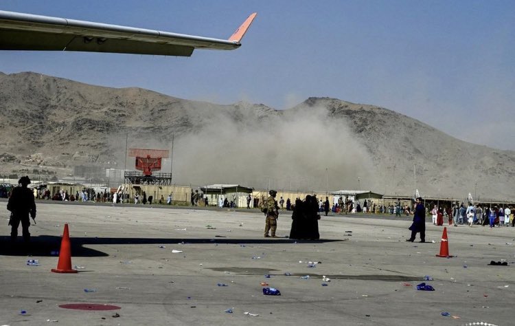 Confirma Pentágono explosión afuera del aeropuerto de Kabul