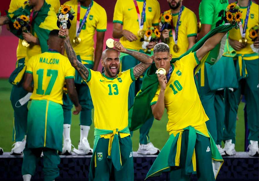 Dani Alves dedicó el triunfo de Brasil a México