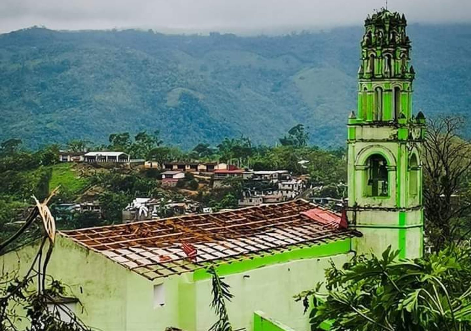 ‘Grace’ arrancó el techo de la iglesia de Huehuetla