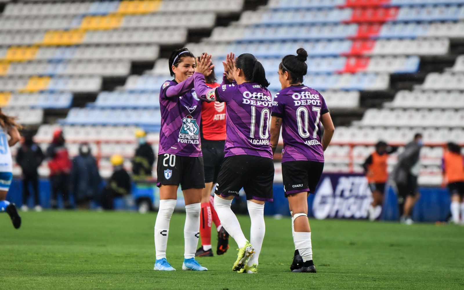 Pachuca goleó a Puebla, Charlyn Corral por fin se estrenó