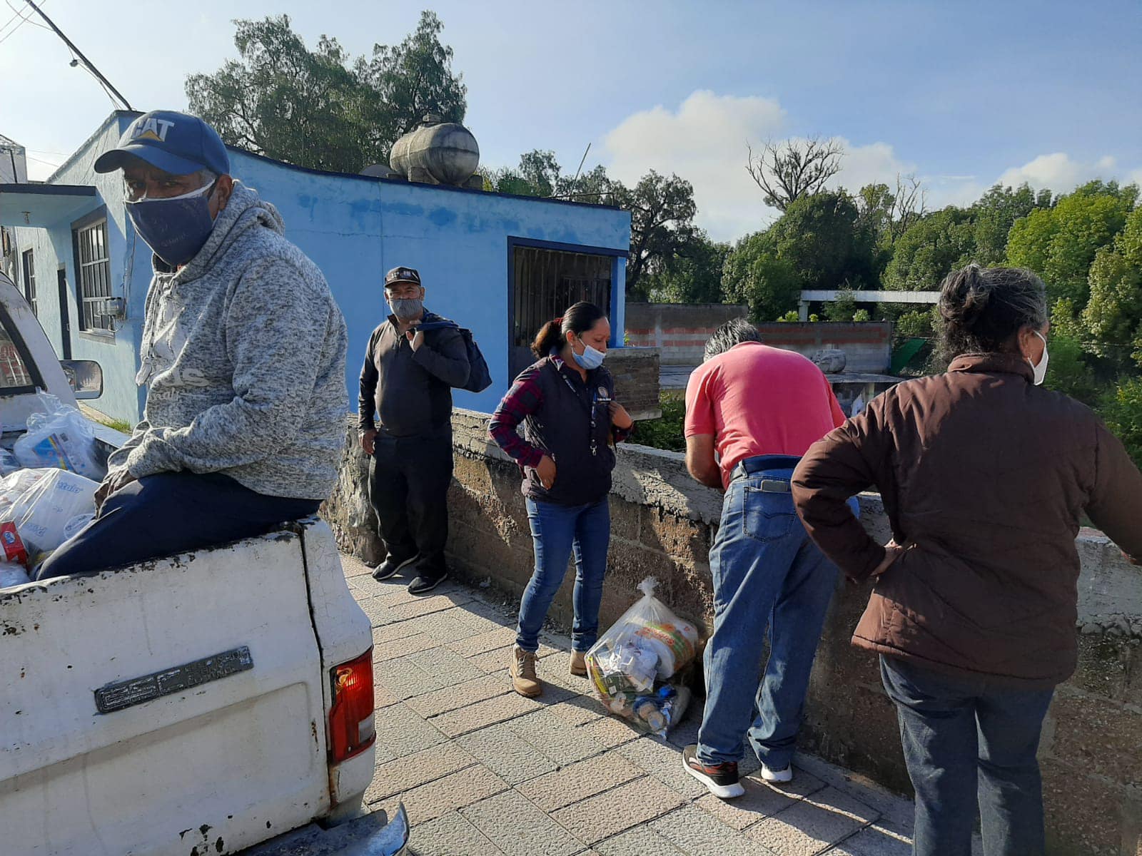 Alcalde de Pachuca entrega ayuda recolectada a su homólogo de Tula