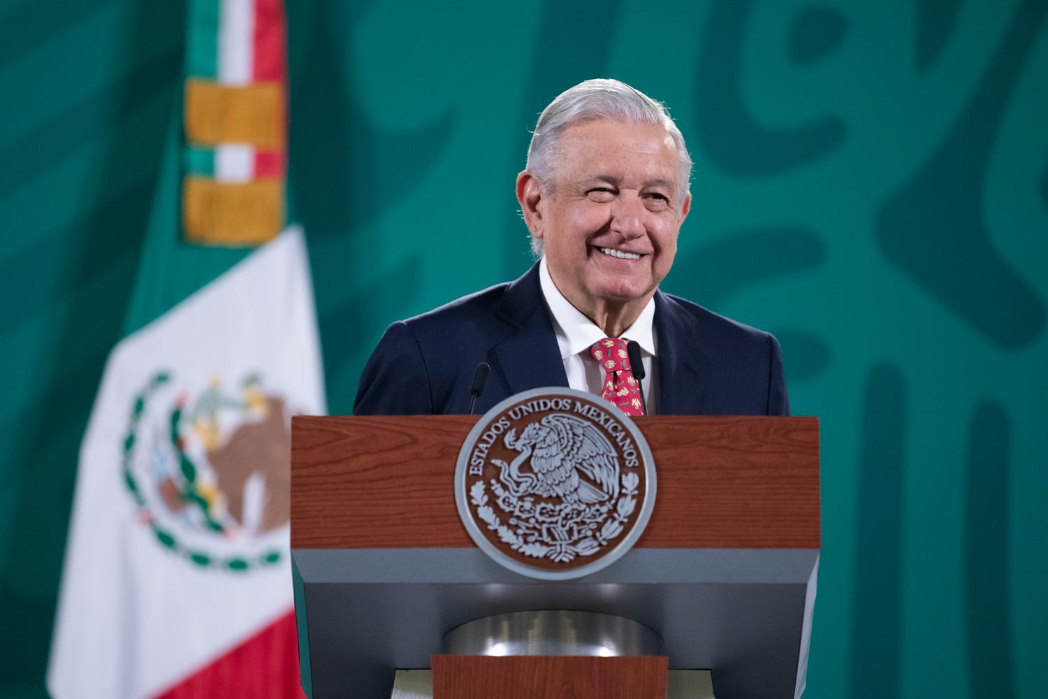 Niega López Obrador que haya presiones a aerolíneas para usar el AIFA