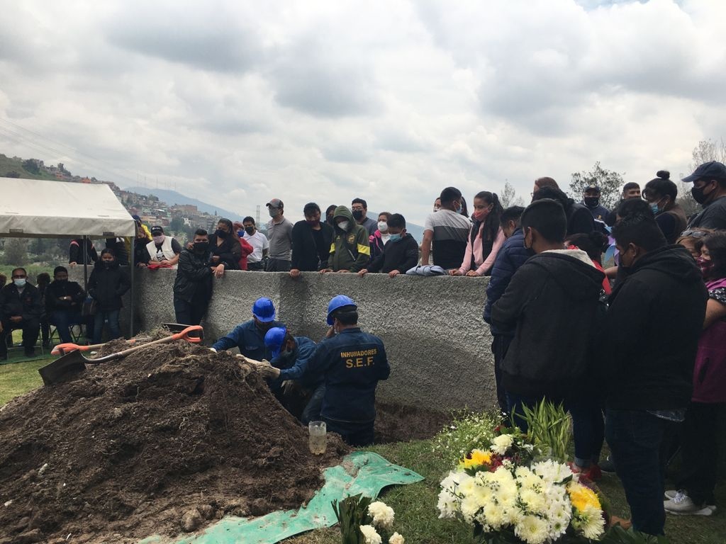 Sepultan a Ana Karen; su madre pide entubar aguas negras en Tlalnepantla