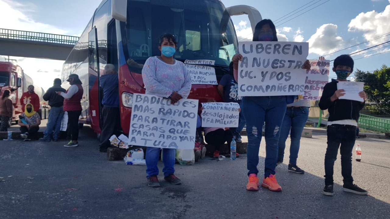 Pobladores cierran la Tula-Jorobas; “nos tiraron nuestras casas”, acusan