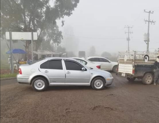 Con bloqueo exigen arreglo de la carretera Metepec-Agua Blanca