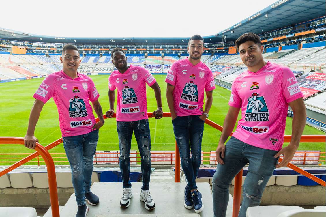 Tuzos y Tuzas presentan uniformes rosas contra el cáncer de mama